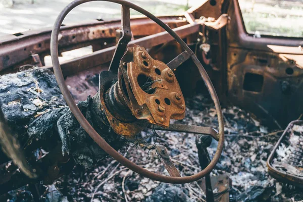 Mobil terbakar habis, tampilan dalam, roda kemudi berkarat , — Stok Foto