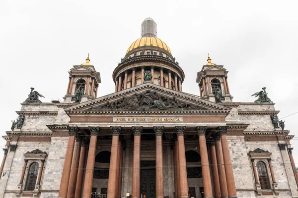 Исаакиевский собор - самый большой православный храм в Санкт-Петербурге — стоковое фото