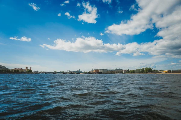 Isla Vasilievsky, Río Neva en un día soleado, San Petersburgo — Foto de Stock