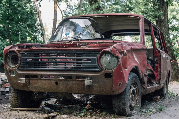 Staré rozbité opuštěné rezavé retro auto — Stock fotografie