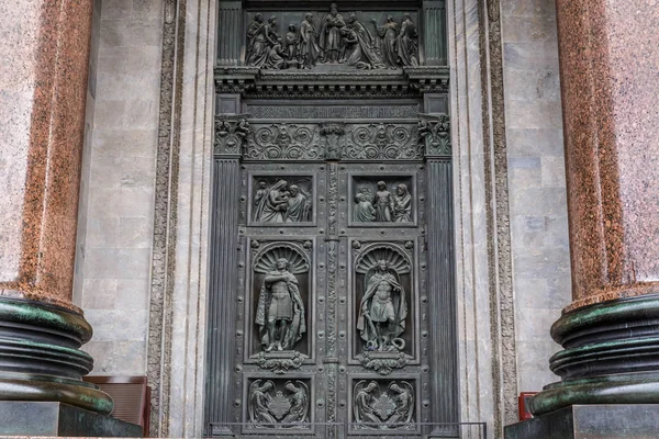 Puerta norte de la Catedral de San Isaac es la iglesia ortodoxa más grande de San Petersburgo — Foto de Stock