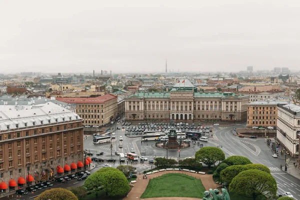 在阴天，圣彼得堡的圣艾萨克广场从圣以撒大教堂俄罗斯圣彼得堡-2017 年 5 月 31 日： 鸟瞰图 — 图库照片