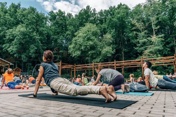 Voronezh, russland - 18. juni 2017: gruppe macht yoga im dynamo park am internationalen yogatag in voronezh, russland — Stockfoto