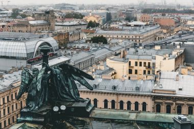 Çatıdan, St. Isaac's Katedrali, St. Petersburg sütunlu bir bulutlu yağmurlu günde görüntülemek