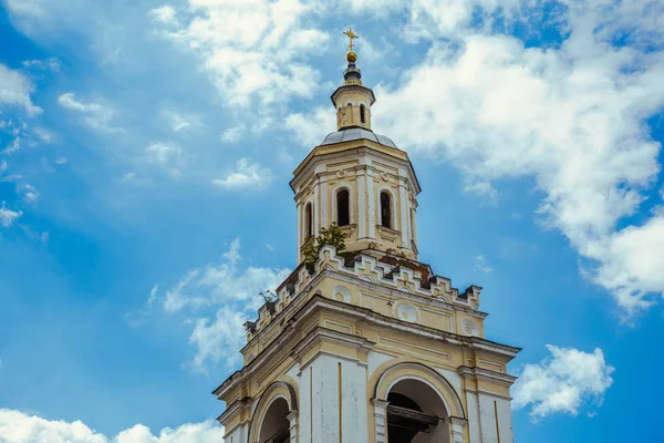 Menara kuno sebuah gereja Ortodoks ditinggalkan terhadap langit — Stok Foto