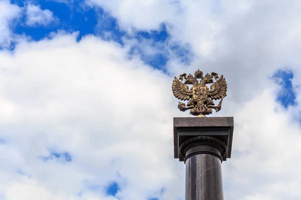 열 두 배 이끌린 독수리-러시아, 구름과 하늘에 대 한 러시아의 상징 — 스톡 사진