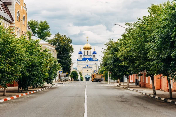 Eletti, regione di Lipetsk, la strada che conduce alla Cattedrale dell'Ascensione - la chiesa ortodossa principale della città di Eletti — Foto Stock