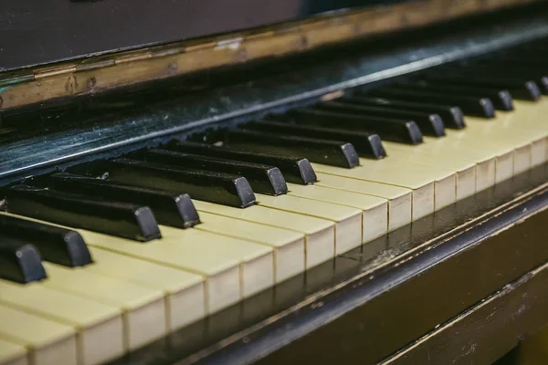 Відкрита стара ретро-піаніно клавіатура, вінтаж — стокове фото