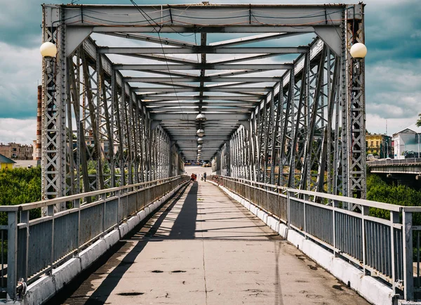 Güneşli bir gün, Perspektif çizgileri eski kent metal Köprüsü