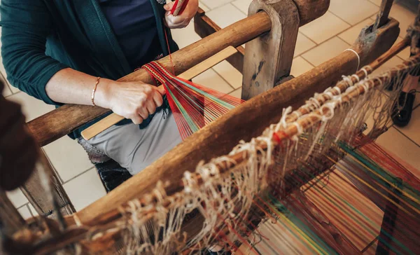 A mulher trabalha no velho tear. tear tradicional russo mão-tecelagem de madeira para fazer pano — Fotografia de Stock