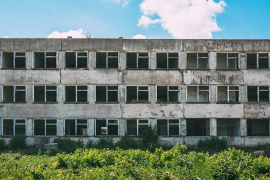Eski terk edilmiş binada dış