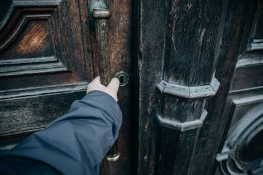 Büyük bir eski ahşap kapı, bir birinci şahıs bakış el açar