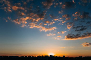 Şehir Günbatımı dramatik bulutlu gökyüzü ile