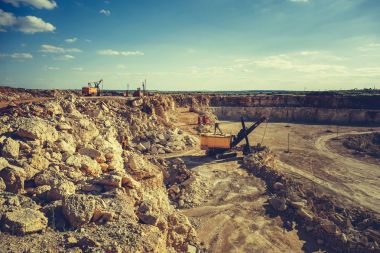 Taş ocağı ekipman, Ekskavatör, ağır vasıtalar iş ocağında