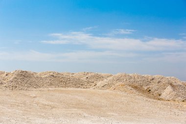Çöl kumları ve mavi gökyüzü