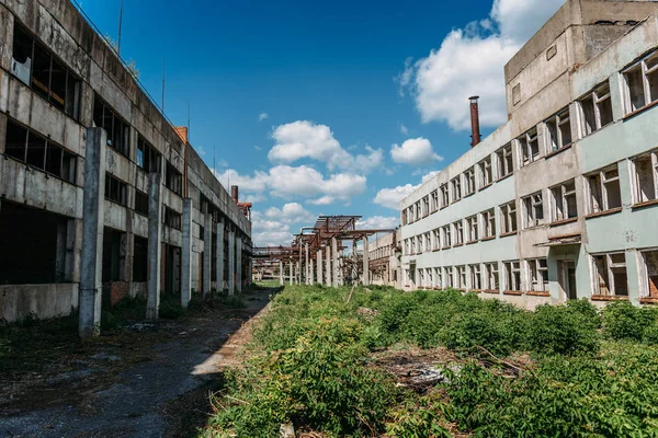 Industriella övergivna byggnader eller fabriker — Stockfoto