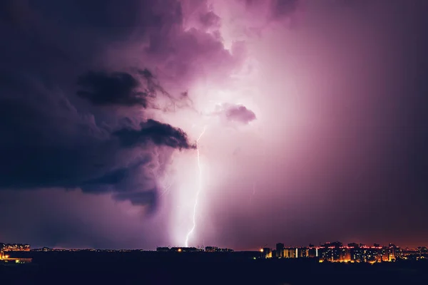 Blitz schlägt in Haus ein, Blitzschlag über Stadt Woronesch — Stockfoto