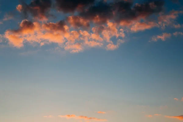 Gün batımını ışıktan günbatımı gökyüzü arka plan, renkli bulutlar — Stok fotoğraf