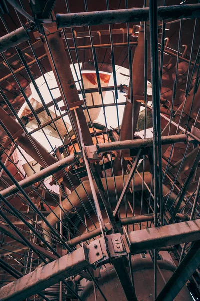 Abstracte industriële metalen constructie, verticale afbeelding — Stockfoto