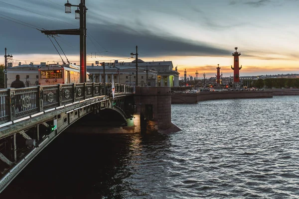 San Petersburgo atardecer paisaje urbano, famoso puente, vista a la isla Vasilievsky — Foto de Stock