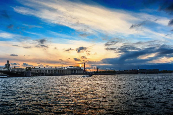 Vista da ilha de Vasilievsky ao pôr-do-sol, rio Neva, bela paisagem urbana colorida, São Petersburgo — Fotografia de Stock