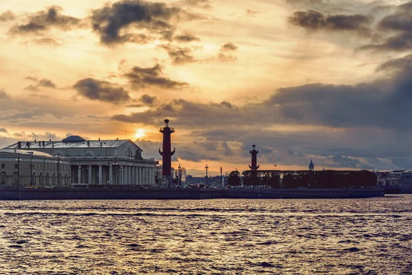 คอลัมน์เกาะ Vasilievsky และอาคารที่พระอาทิตย์ตก — ภาพถ่ายสต็อก