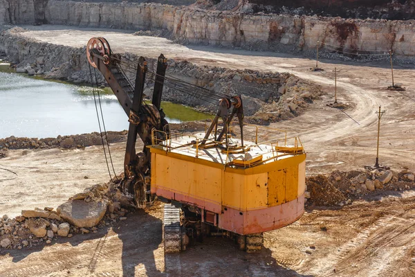 Big yellow excavator works in quarry — Stock Photo, Image