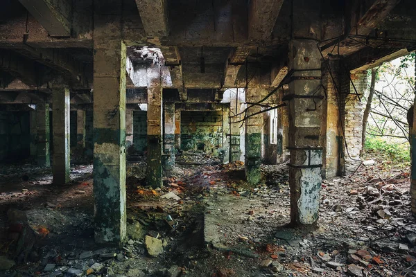 Endüstriyel depo içinde terk