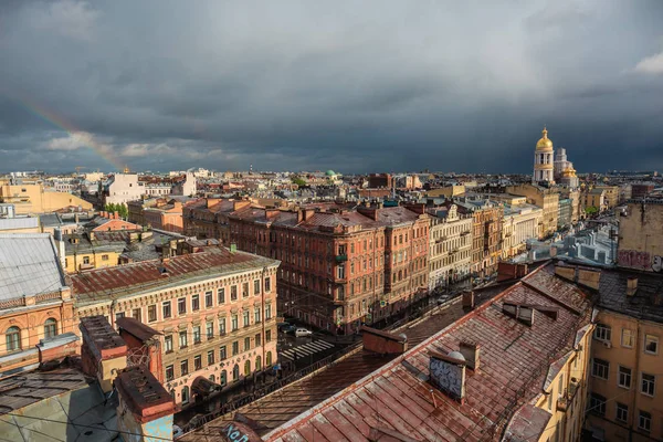 Будинки в центрі центр Piter або Санкт-Петербург, панорамний вид з даху — стокове фото