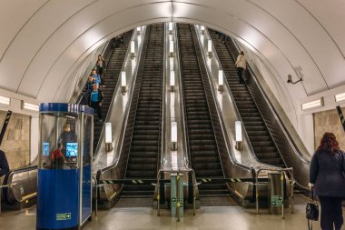 Saint Petersburg, Rusya - 30 Mayıs 2017: Metro, St. Petersburg, yürüyen merdiven girişi