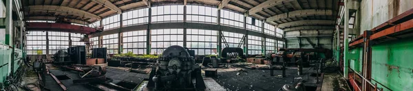 Panoramisch uitzicht van verlaten industriële fabriek interieur, grote workshop — Stockfoto