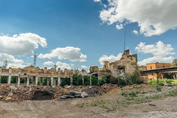 Ruïnes van verlaten industriële gebouw, kan worden gebruikt als oorlog, sloop, aardbeving, bom — Stockfoto