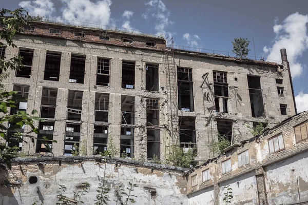 Övergiven byggnad, förstörda fabriken — Stockfoto