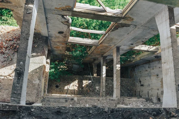 Se ner i den gamla förstörda fabriken byggnad, golv utan överlappning — Stockfoto