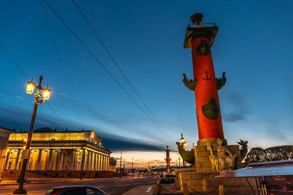 Colunas rostrais no centro de São Petersburgo, na Spit of Vasilievsky Island — Fotografia de Stock