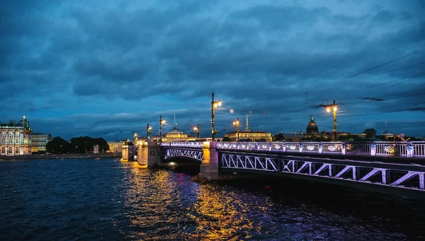 Die Palastbrücke - Zugbrücke über die Newa in St. Petersburg — Stockfoto