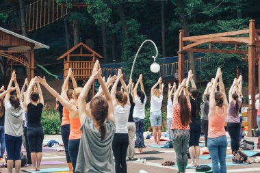 Voronej, Rusya Federasyonu - 18 Haziran 2017: Bir sürü insan ilgileniyoruz yoga Dinamo parkta uluslararası Yoga gün Voronej, Rusya