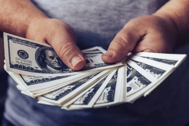 Nakit para başarı kavramı yapma fan tarafından ABD Doları banknot tutan insan el dağılın
