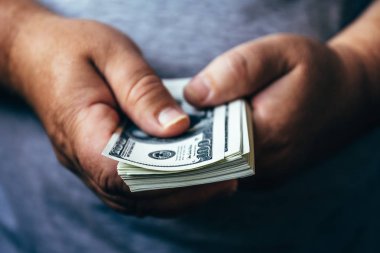 Yüz dolar faturaları, nakit para kavramı bir sürü bir sürü adamın ellerini tutun