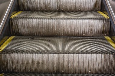 Metroda yürüyen merdiven adımlardan