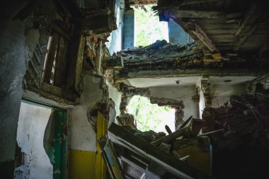 Yıkık ev felaketinden sonra inşa