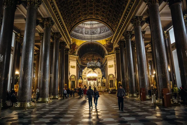 Інтер'єр Казанського собору з людьми. Казанський собор є одним з найбільших церков у Санкт-Петербурзі — стокове фото
