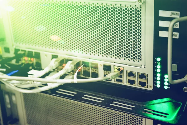 Netwerk technologie, Server apparatuur met kabels en groen lichteffect, gegevensoverdracht door optische vezel, datacenters hardware — Stockfoto