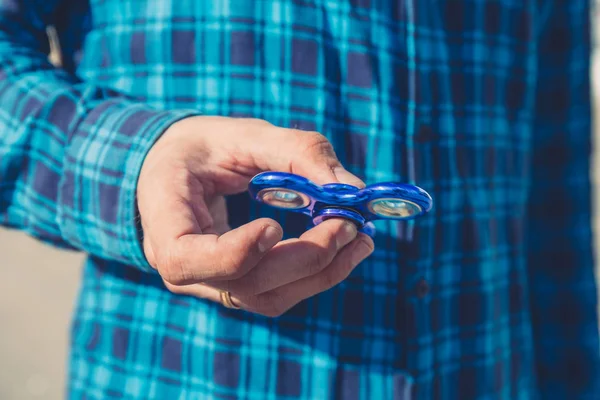 Close up de homem mão brincando com Fidget Spinner — Fotografia de Stock