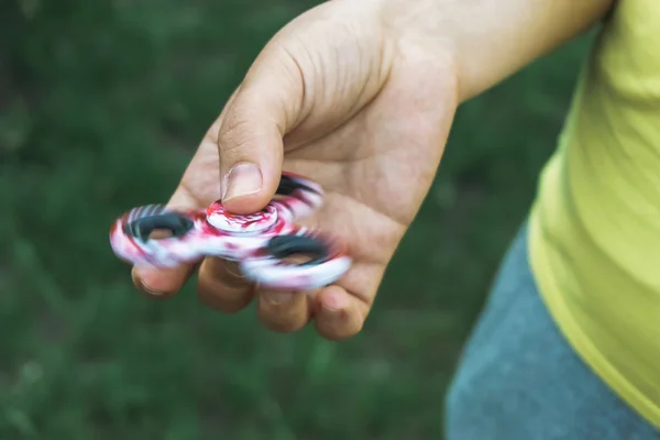 Spinner i flicka hand — Stockfoto