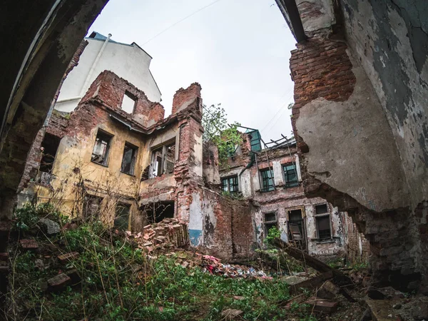 The ruins of an old abandoned building, collapsed walls and floors — Stock Photo, Image