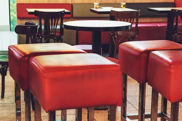Bir kafe, Restoran ya da bar, kırmızı ön koltuklarda iç