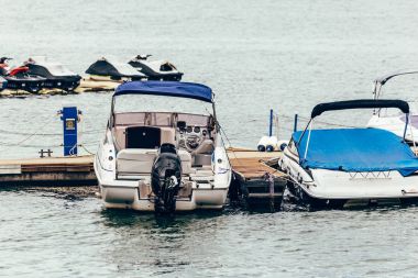 Rıhtımda Park Motorlu kayak sandallar