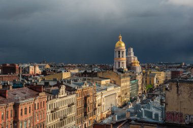 St. Petersburg çatılar, kilise ya da tapınak altın kubbesi ile Panoraması