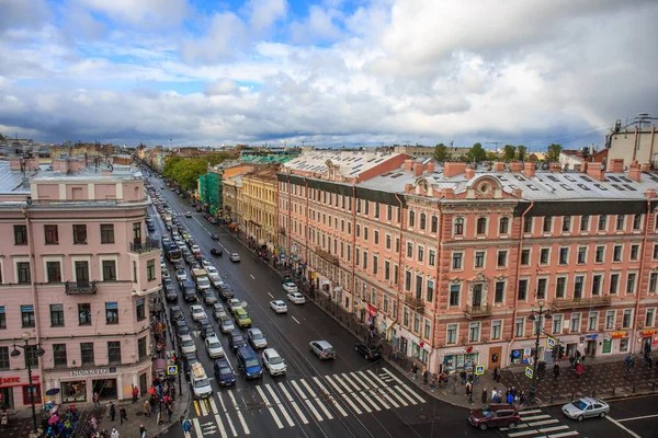 St. Petersburg, Rusland - 1 juni 2017: Weergave van Nevsky Prospekt vanaf het dak van het gebouw, het centrum van St. Petersburg, Rusland — Stockfoto